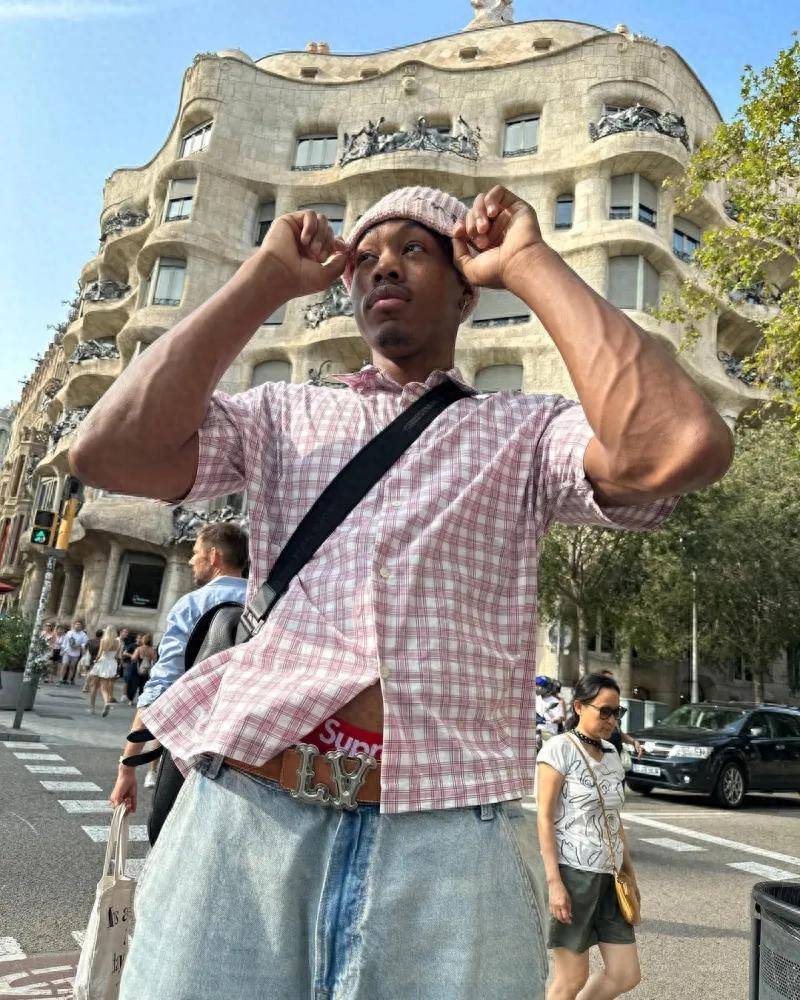 精神小伙!斯科蒂-巴恩斯晒自己在巴塞罗那旅游的照片