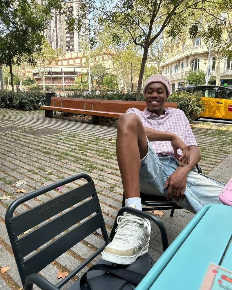 精神小伙!斯科蒂-巴恩斯晒自己在巴塞罗那旅游的照片