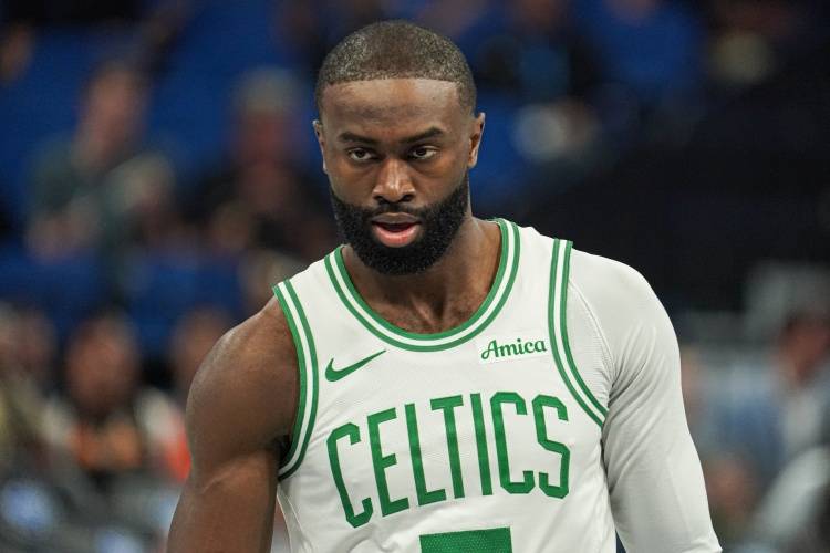 绿军大胜篮网，杰伦布朗疯狂爆发，小将居然(rán)打成全明星(xīng)了