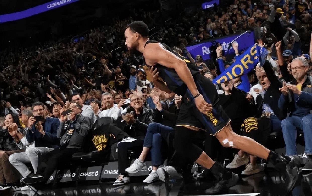 库里大腿股四头肌挫伤，至少缺席两周，勇士战绩面临严峻考验