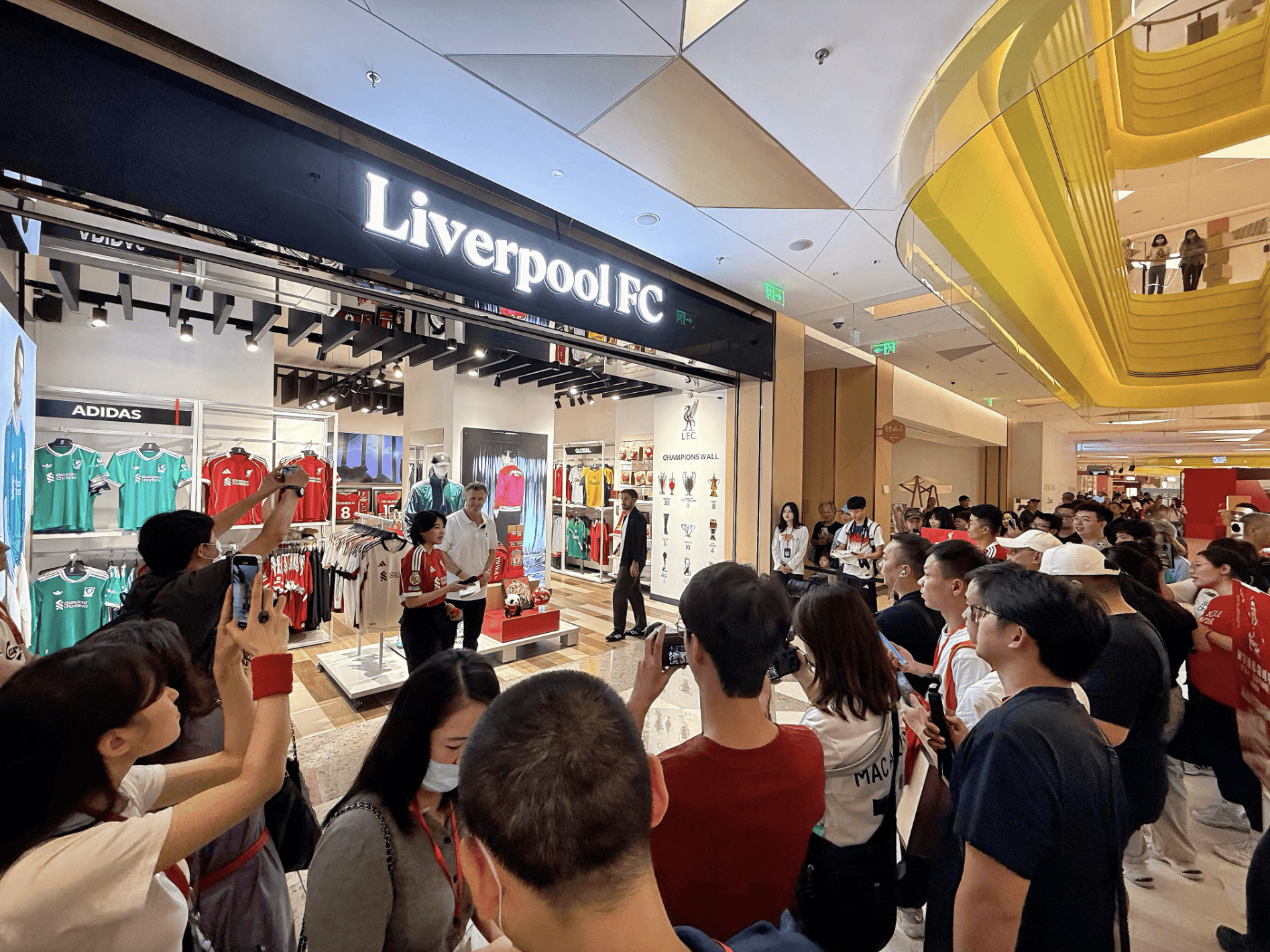 利(lì)物浦足球俱乐部(bù)官方(fāng)商店廣(guǎng)东首店登陆深(shēn)圳