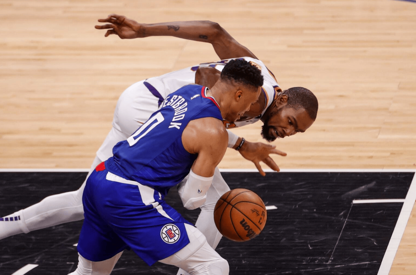 NBA | 历史三双王面临无球可打，他还能重返NBA赛场吗？