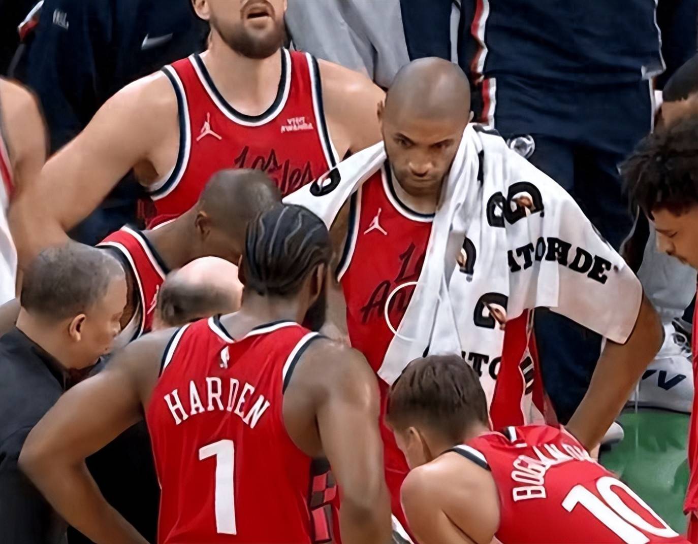 NBA常规赛明天11月18日赛程：快船PK76人，掘金冲击8连胜