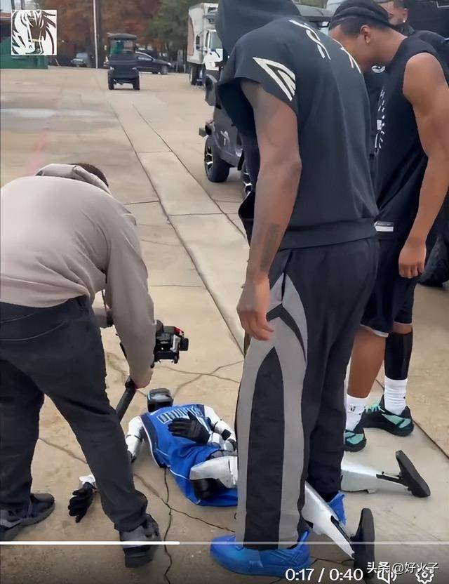 独行侠队凯里·欧文与机器人互动,但并非以炫酷的运球过人收尾